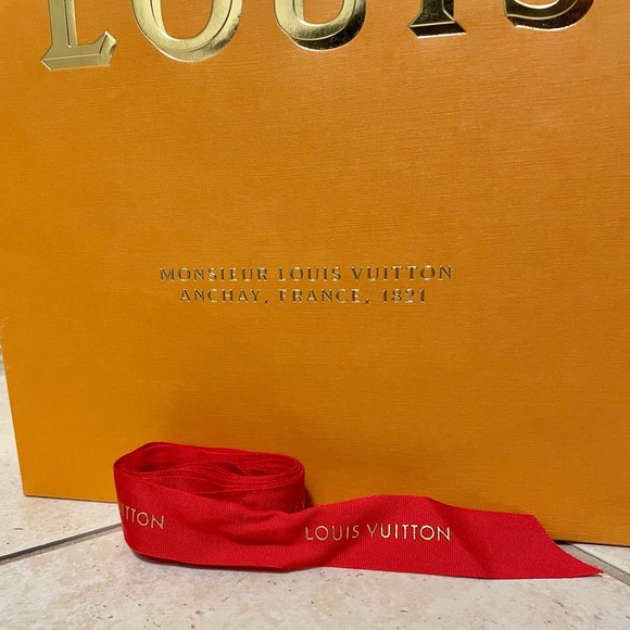Louis Vuitton holiday shopping bag and ribbon! - Picture 2 of 7